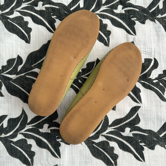 Lighter Green Charix Classics | Size 8 - Picture 5 of 6